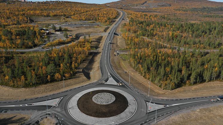 I närheten av den nya staden har vägen byggts lägre än planerade marknivån för nya Kiruna centrum, för att öppna upp landskapet mot såväl staden och naturen.