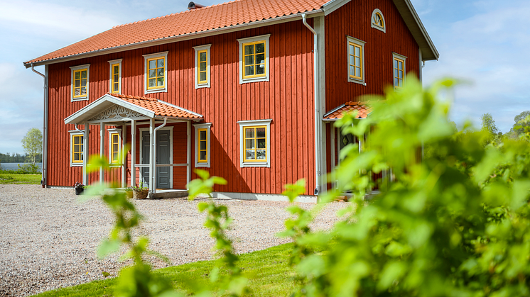 Huset i Tolg ger känslan av ett äldre hus men med alla praktiska och moderna funktioner som en barnfamilj önskar.