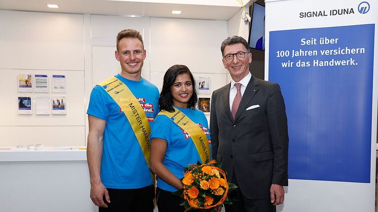 Ulrich Leitermann, Vorstandsvorsitzender der SIGNAL IDUNA Gruppe, gratulierte Priyanka Balamohan (23) aus Köln und Robert Dittrich (22) aus Leipzig zu ihren Titeln Miss und Mister Handwerk 2019.  Foto: Werbefotografie Weisss