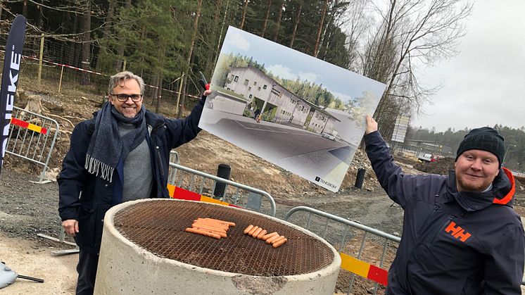 Det blev premiärgrillning intill byggplatsen där nya förskolan Rödklövern kommer ligga. På förskolegården kommer barn och pedagoger ha en helt egen grillplats.