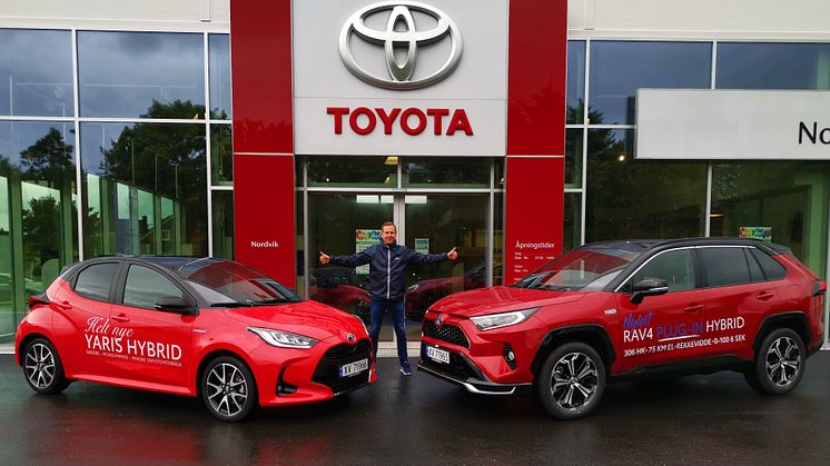 Det er to superpopulære hybrider som nå kommer i helt nye utgaver, sier Eddy Reinfjord, driftsleder hos Nordvik Toyota Brønnøysund. Foto: Nordvik AS.