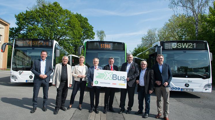 Vorstellung der XBus-Linien X13 und X42 mit NRW-Verkehrsministerin Ina Brandes (3.v.l.) und DSW21-Verkehrsvorstand Hubert Jung (4.v.l.).