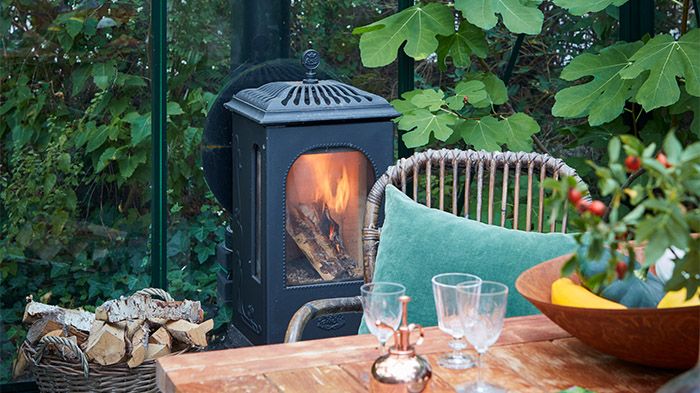 Vill du möjligtvis förlänga säsongen i ditt växthus? Då är en sprakande kamin som ger både värme och en härlig atmosfär ett bra komplement.