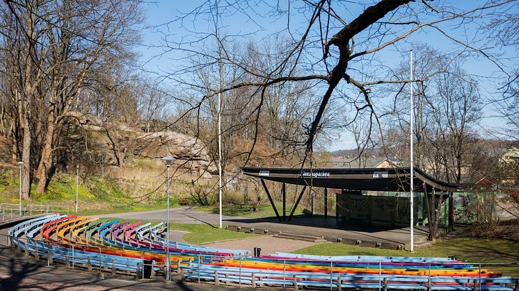 Här på scen i Flunsåsparken kommer feriearbetarna inom förvaltningen för funktionsstöd att uppträda med teater, sång och dans. Foto: Lo Birgersson.