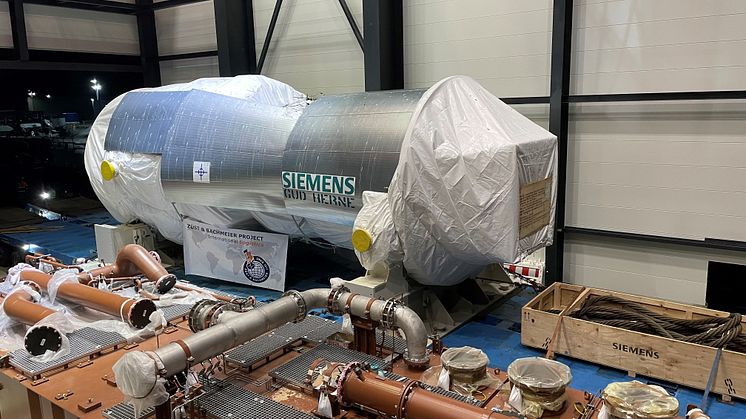 Die 457 Tonnen schwere Gasturbine von Siemens ist am Standort des neuen Gaskraftwerks angekommen. (Bild: Steag)