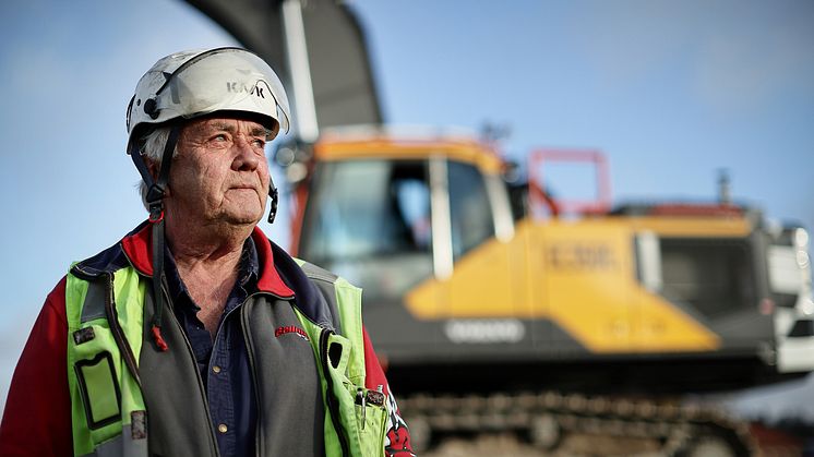 Janne ”H14” firar 50 år i en ny Volvo EC350E