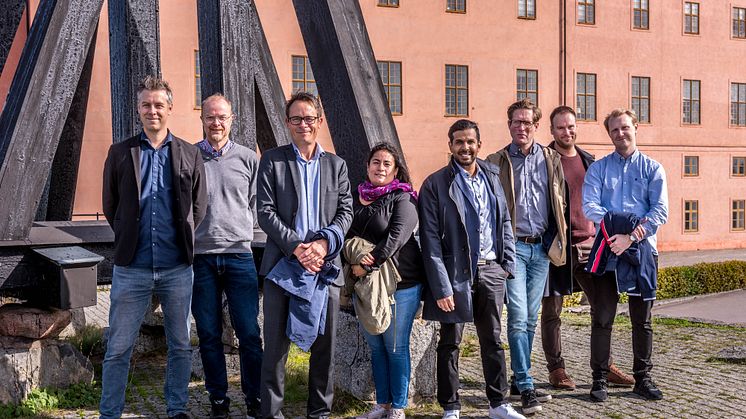 Från vänster: Johan Berggren, Mikael Johnson, Harald Näslund, Hanna Broberg, Joel Vestby, Kristofer Sundqvist, Viktor Bjelvenfeldt, Leo Björklund. Foto: Hoshi Johansson Form & Foto