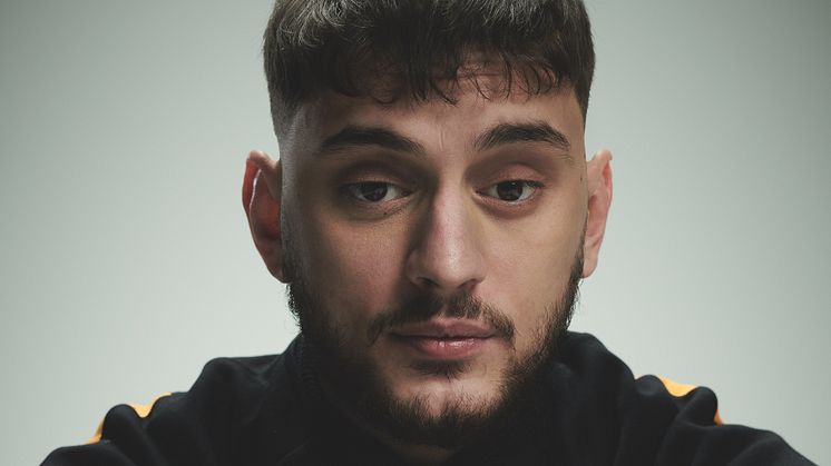 I efteråret 2020 fik Artigeardit temperaturen til at stige til hele seks koncerter i Store VEGA. Den 19. november er han tilbage med sit unikke rap-univers.