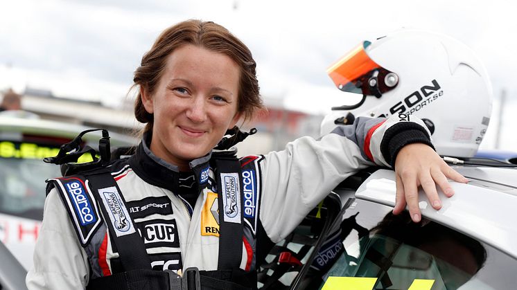 Linda Johansson siktar mot toppen i sin comeback i Renault Clio Cup