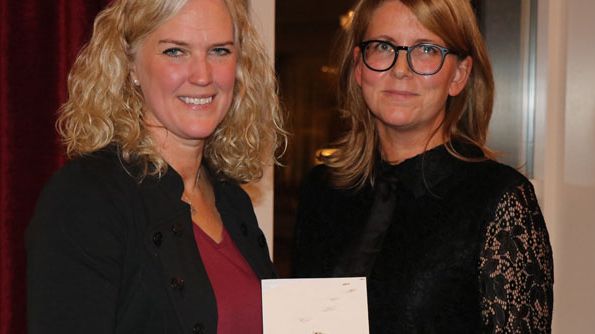 Författarna Ulrika Bergmark och Sara Viklund med sin nysläppta bok, Litteratursamtalets pedagogik.
