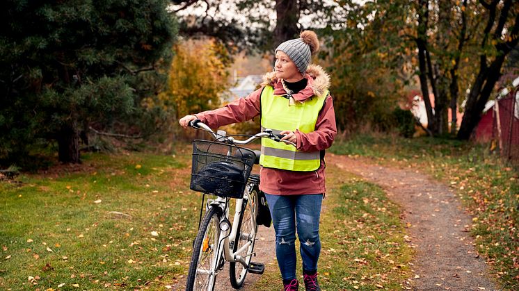 I vinterhalvårets mørke kan du forbedre sikkerheden betydeligt ved at gøre dig selv mere synlig i trafikken. Reflekser til cyklen, refleksvest og gode cykellygter gør en kæmpe forskel. Foto: PR. 