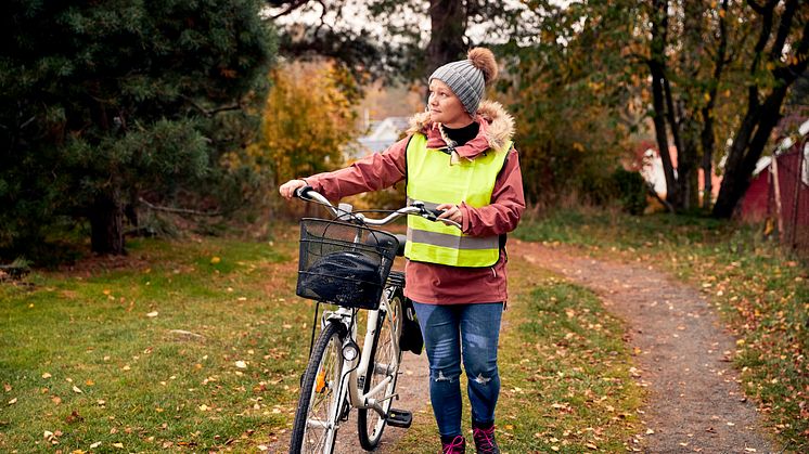 I vinterhalvårets mørke kan du forbedre sikkerheden betydeligt ved at gøre dig selv mere synlig i trafikken. Reflekser til cyklen, refleksvest og gode cykellygter gør en kæmpe forskel. Foto: PR. 