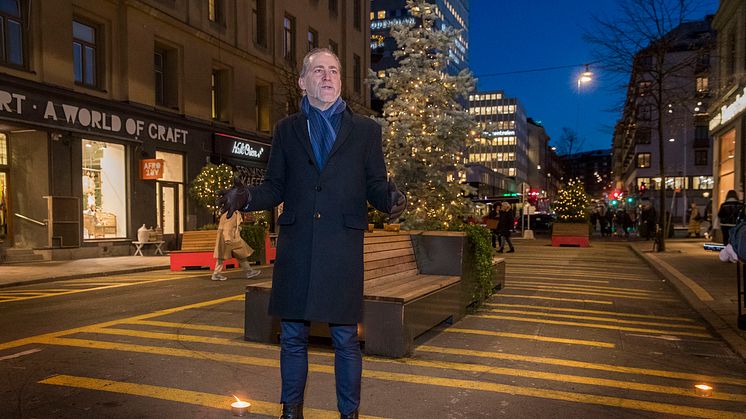 Trafikborgarrådet Daniel Helldén invigde ” Levande Stockholm Vinter” när skymningen föll på Norrtullsgatan i Vasastan i Stockholm. Bild: Lennart Johanson