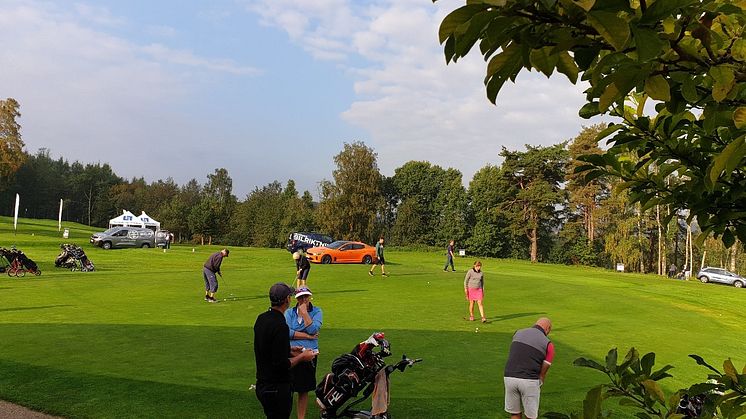 Närmare 100 deltog i golftävlingen.