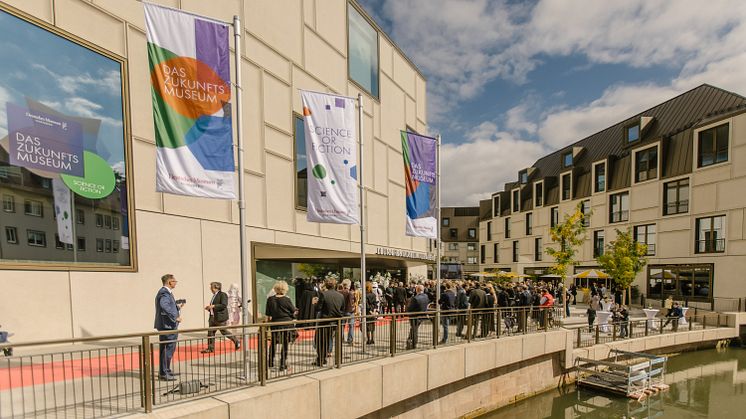 Neues „Zukunftsmuseum“ zeigt wegweisende Hörlösungen – der Bau in der Nürnberger Altstadt, hier beim Eröffnungsevent, präsentiert auch Innovationen von Cochlear und ReSound (Foto: Zukunftsmuseum Nürnberg)