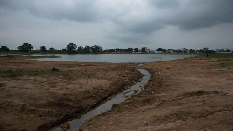 Utsläpp från Kazipallys industriområde som rinner rakt ut i sjön, Gaddapotharam, Indien. Från Swedwatch rapport "The Health Paradox", 2020.   Foto: Shailendra Yashwant