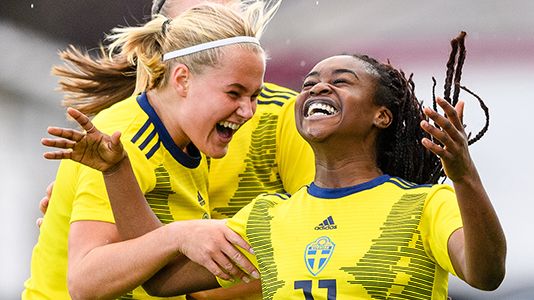 Johanna Svedberg och Monica Jusu Bah, spelare i svenska F17-landslaget, jublar efter ett mål. Foto: Svenska Fotbollförbundet