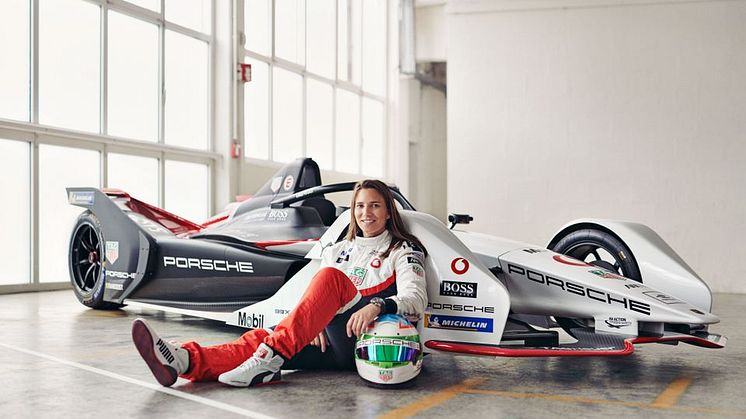 Porsche Carrera Cup Scandinavia får celebert besök. Simona De Silvestro, fabriksförare hos Porsche Motorsport, gör ett inhopp som gästförare på Rudskogen.