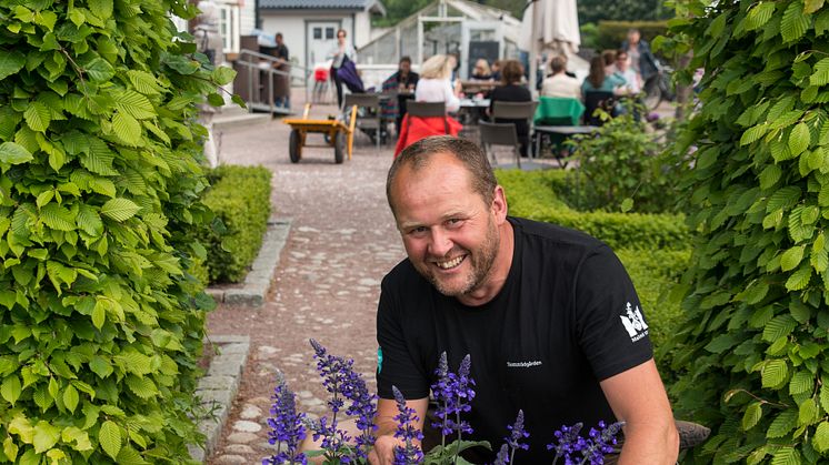 John Taylor med årets sommarblomma. Fotograf: Lars Bendroth