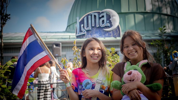 Isabelle Fjellsson, 10 years old, and Amira Vikentorp, 10 years old, represented Thailand on Liseberg's moon journey. Photo: Josefin Hardinger