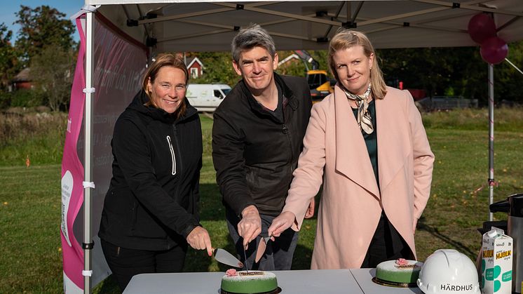 Från vänster: Charlotta Sabel Projektsäljare Svensk Husproduktion Projekt (SHP), Christofer Söderström, grundare av Härdhus, Emma Lokander, vice kommunstyrelseordförande i Tierps kommun