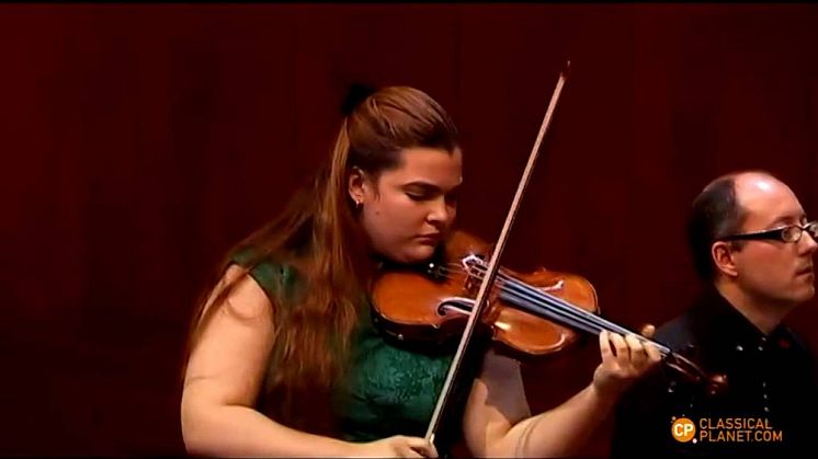 17-riga Ellinor d´Melon spelar Tjajkovskijs violinkonsert med Gävle Symfoniorkester