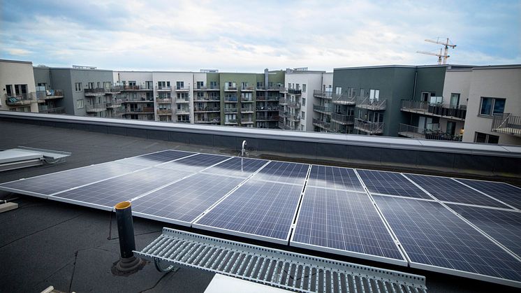 Solceller på en av Wallenstams fastigheter i  Barkarbystaden, Järfälla kommun. Foto: Peter Mörk, Wallenstam