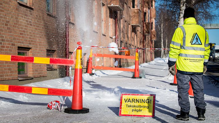 Takskottare som är licenserade enligt ”Skotta säkert” har god kunskap om hur de ska arbeta för att undvika skador på fastigheter, personer och egendom. Foto: Mikael Lundgren