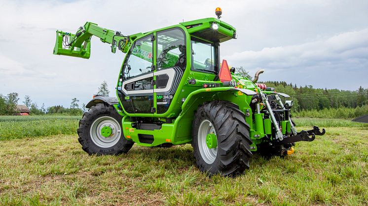 Merlo 34.9 är uppgraderad med ny teknik och bekväm förarhytt. Maskinen har kraftuttag och trepunktslyft och är en effektiv redskapsbärare med lång räckvidd och lyfthöjd. (Foto: Mats Thorner)