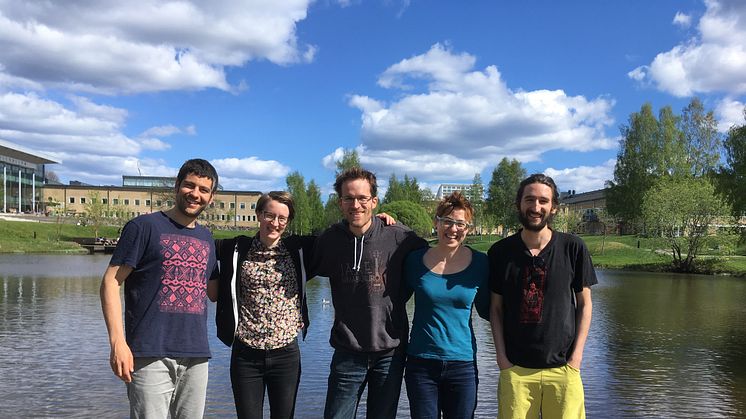 Forskargruppen i Umeå vid universitetsdammen. Foto: Gerard Rocher-Ros