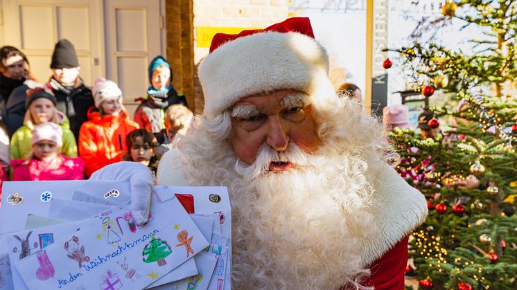 Viel Arbeit wartet auf den Weihnachtsmann im Weihnachtspostamt Himmelpfort (TMB-Fotoarchiv/Steffen Lehmann)