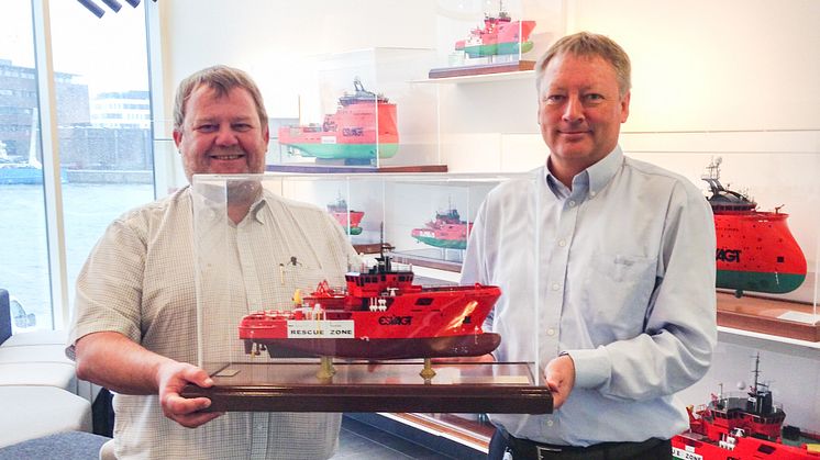 Ib Hansen (right) from ESVAGT handed over the vessel to Tom Elmstrøm-Christensen from Maersk Oil and Gas.
