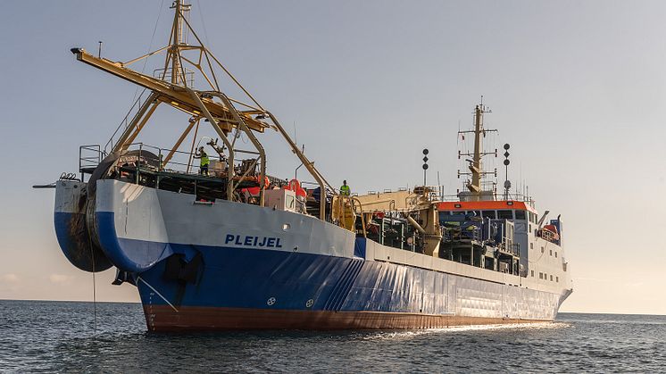 Fiberbåten Pleijel lägger ut sjökabeln