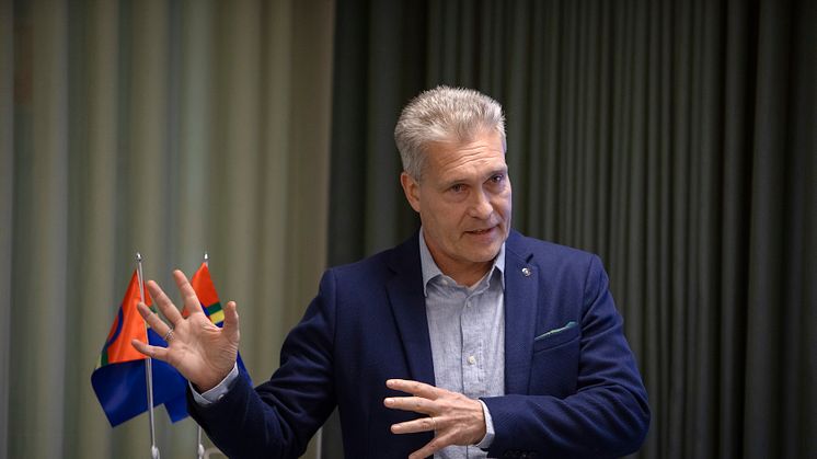 Professor Niklas Eklund, verksam vid institutionen för statsvetenskap vid Umeå universitet, lyfter fram den komplexa problematiken kring Natos roll vid en eventuell krissituation i Sverige och den växande komplexiteten inom modern hybridkrigföring.