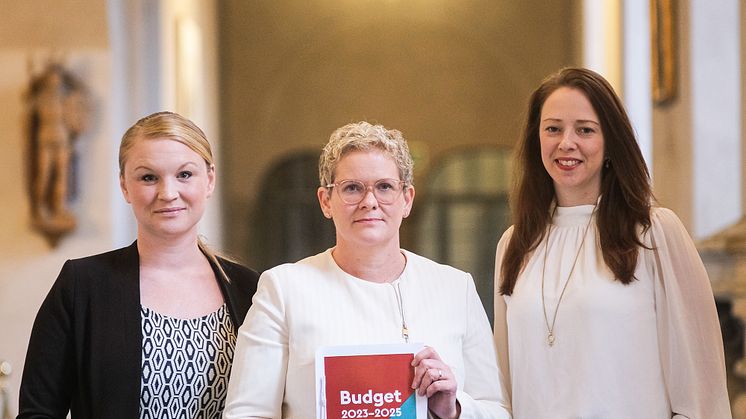 Borgarråden Clara Lindblom (V), Karin Manngård (S) och Åsa Lindhagen (MP) med budgetförslaget för Stockholm 2024 som presenterades den 11 oktober. Foto:Stockholms stad/ Via TT