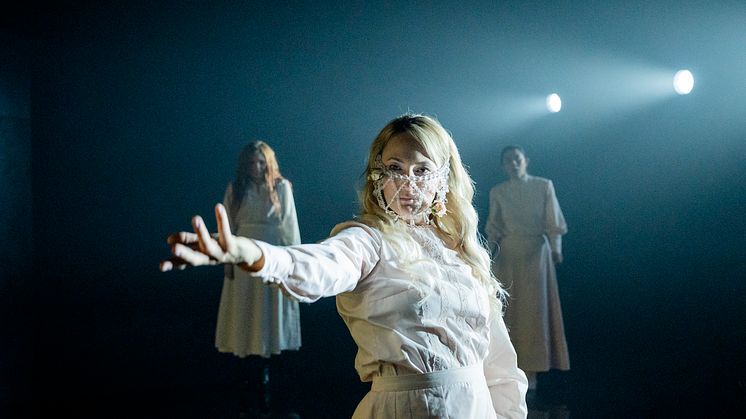 Emelie Strömberg, Anna Harling och Inez Andersson i Luciakandidaterna på Backa Teater. Foto: Ola Kjelbye