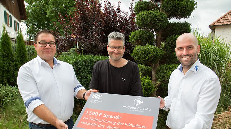 Unterstützung der wertvollen Arbeit: Jürgen Drexel (l.) und Thomas Husel (r.) vom Überlandwerk Krumbach überreichen den Spendenscheck an Markus Schneider für den Phönix Allgäu e.V. (LEW / Christina Bleier)