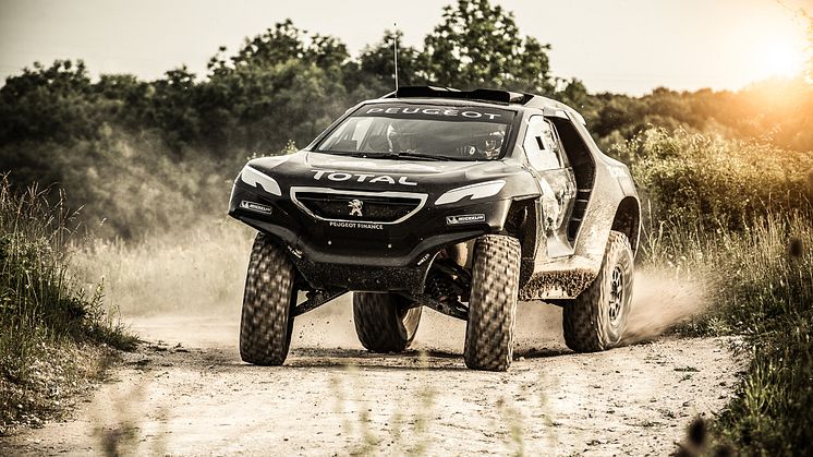 Tohjulstræk og 800 Nm i Peugeots Dakar racer