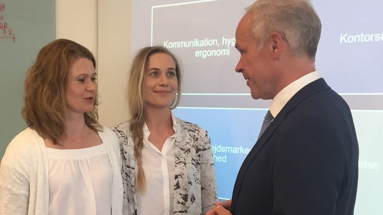 tidligere elever på TEC, Alicja Kontakiewicz og Anna Sobkowiak, sammen med Jan Tore Sanner, norsk minister for kundskab og integration.