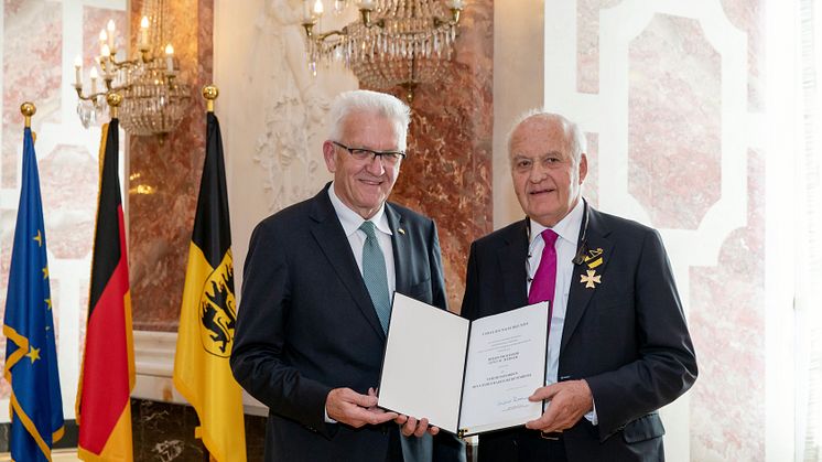 Ministerpräsident Winfried Kretschmann (l.) ehrte Prof. Götz W. Werner (r.) ©Staatsministerium Baden-Württemberg