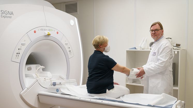 Medizinisch-technische Radiologieassistentin Meike Nödel-Zein und Dr. Martin Hoppe am neuen MRT der Hephata-Klinik.