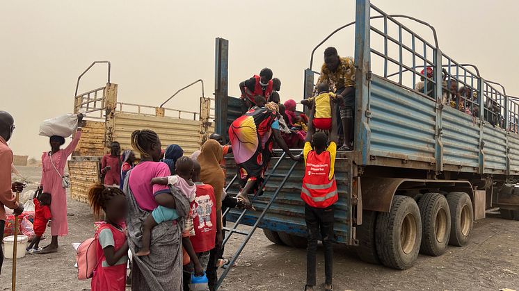 CH11013462_Save the Children staff assisting women and children board truck bound for Transit Centre 2 in Renk, South Sudan