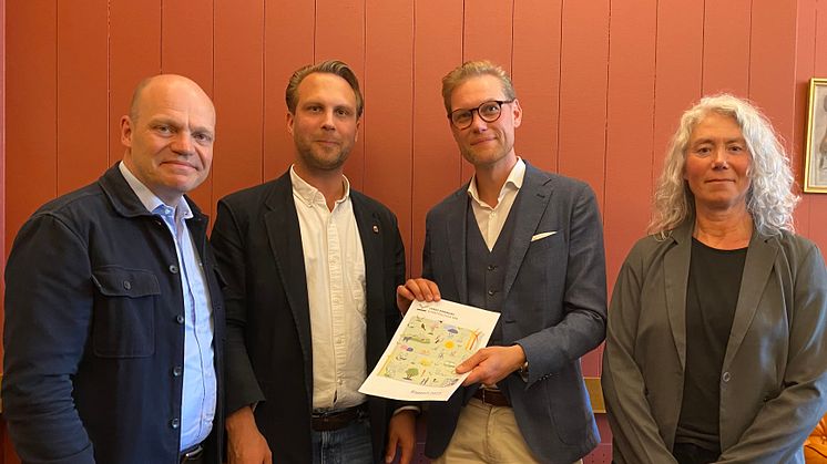 Anders Almgren (S) och Rasmus Törnblom (S) tar emot klimatpolitiska rådets rapport från rådets ordförande John Hultén och vice ordförande Misse Wester.
