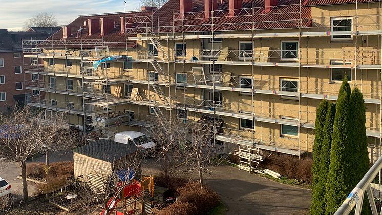 Riksbyggen glasar in balkonger och tilläggsisolerar Brf Hjälmen i Borås