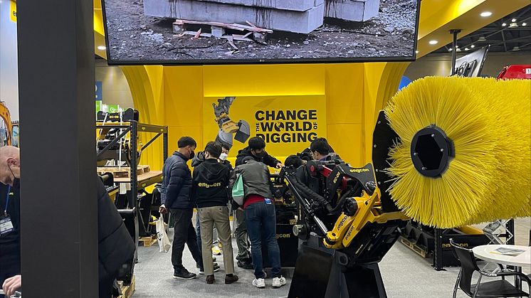 engcon Korea_Baumaschinenmesse_1.jpeg