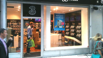 Mobiloperatören 3 öppnar två nya butiker i Stockholm
