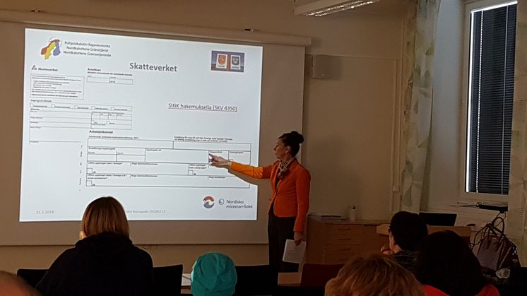 Päivi Koivupalo från Nordkalottens Gränstjänst i Haparanda-Torneå informerade gränsgångarna på Utbildning Nord om viktiga regler.