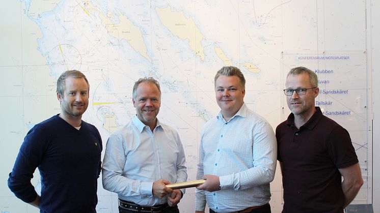 Ola Magnusson, projektledare för nya fabriken och Stefan Lindbäck, VD lämnar över stafettpinnen till Kim Salsbring, gruppchef Rejlers och Ulf Kristoffersson, VD Ferex som ska leverera ny montagelinje till superfabriken. 