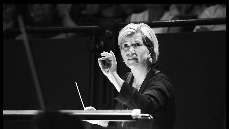 Karen Kamenesk, Conductor Photo Credit_Yossi Zwecker