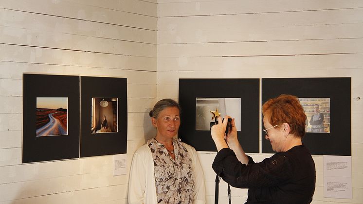 Iwona Hrynczenko porträtteras framför porträttet av henne själv